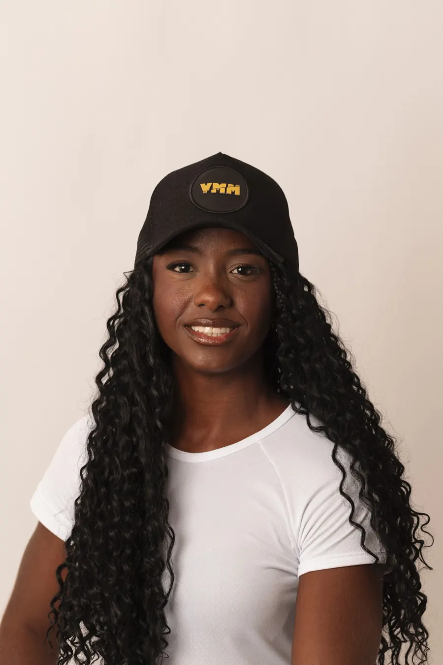 Mulher usando boné preto personalizado VMM