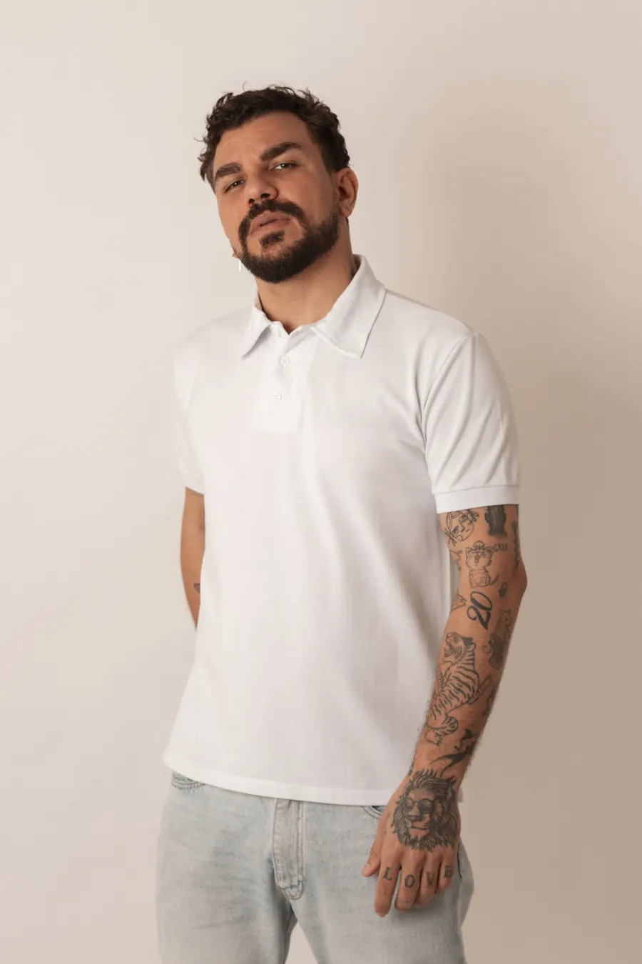 Homem vestindo camisa polo branca personalizada