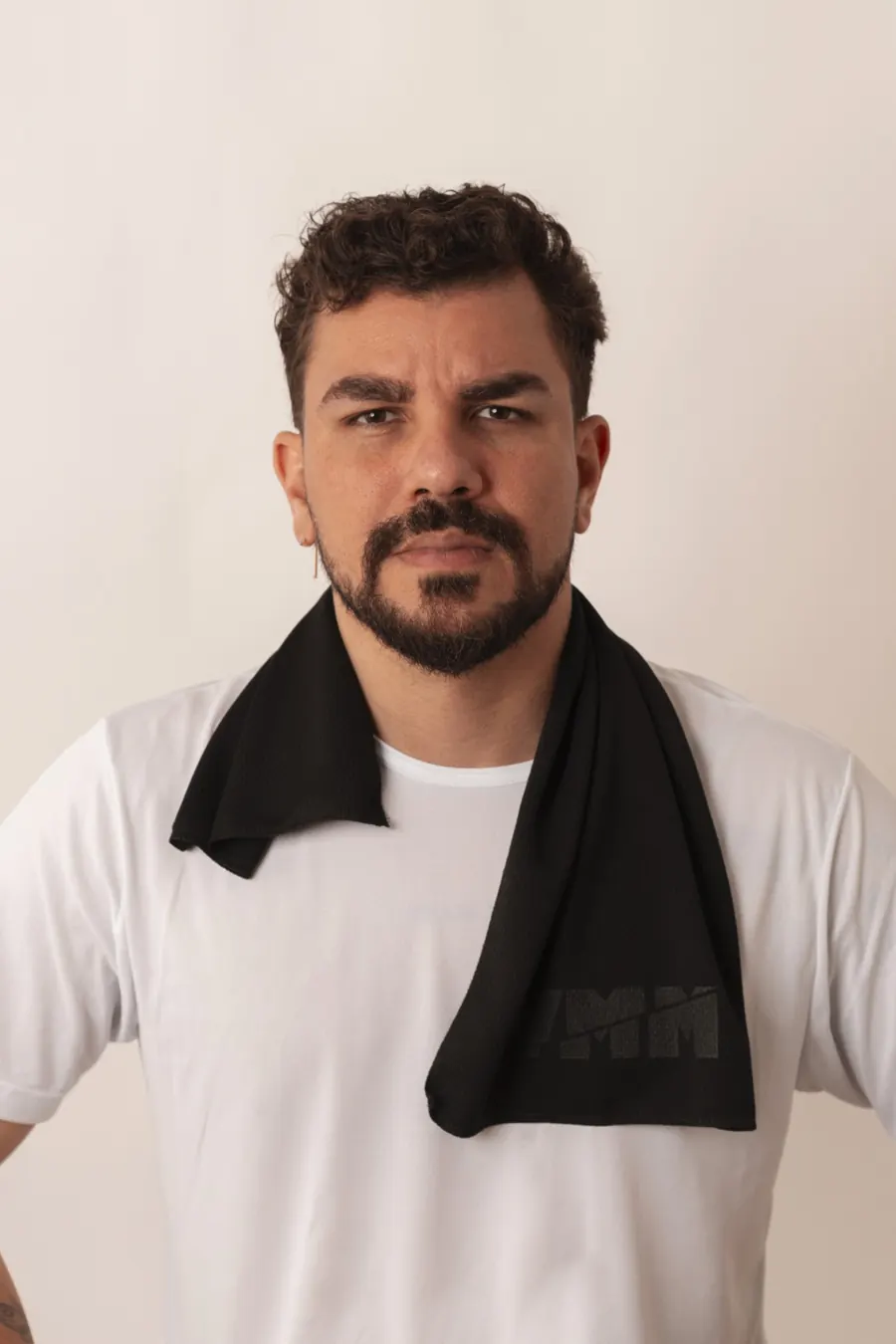 Homem com toalha preta personalizada sobre os ombros